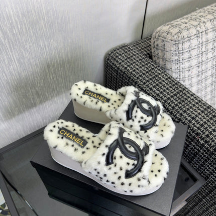 CHANEL 26S PLATFORM SLIDE SANDALS IN WHITE SHEARLING AND BLACK CC LOGO SQUARE TOE