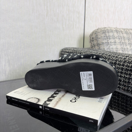 CHANEL 26S PLATFORM SLIDE SANDALS IN BLACK SHEARLING AND WHITE CC LOGO SQUARE TOE