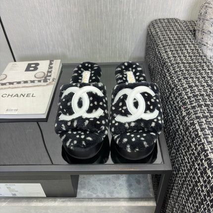 CHANEL 26S PLATFORM SLIDE SANDALS IN BLACK SHEARLING AND WHITE CC LOGO SQUARE TOE