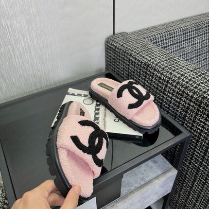 CHANEL 26S SLIDE SANDALS IN BLACK AND LIGHT PINK SHEARLING OPEN TOE