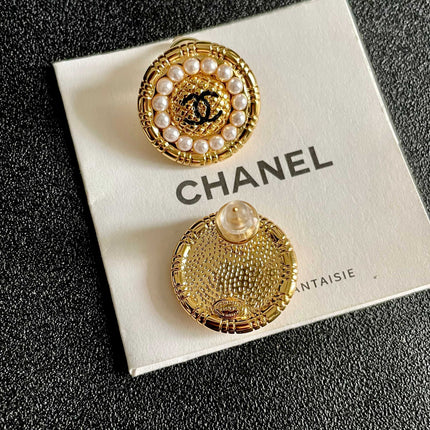 CHANEL 26S DOUBLE C LOGO PEARL ROUND STUD EARRINGS IN GOLD METAL 629906