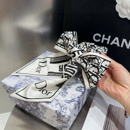 DIOR 26S BOW SCRUNCHIE IN BLACK AND WHITE SILK 505307