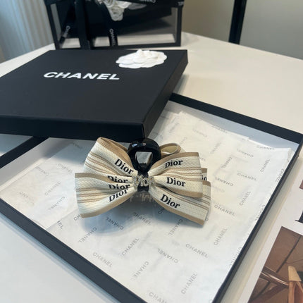 DIOR 26S BOW HAIR CLIP IN WHITE AND BEIGE FABRIC 512123