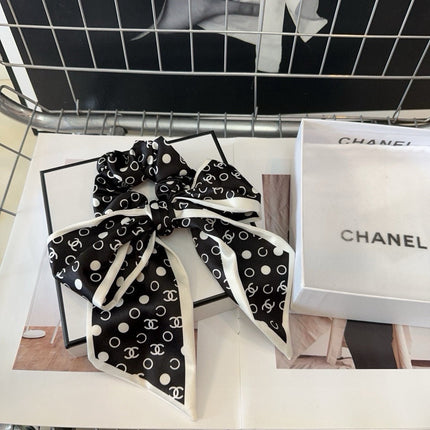 CHANEL 26S BOW SCRUNCHIE IN WHITE AND BLACK PREMIUM SILK 505299