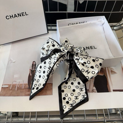 CHANEL 26S BOW SCRUNCHIE IN WHITE AND BLACK PREMIUM SILK 505300