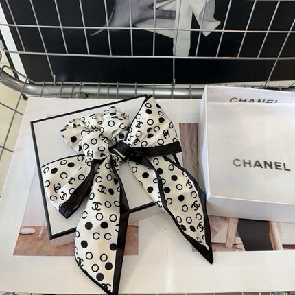 CHANEL 26S BOW SCRUNCHIE IN WHITE AND BLACK PREMIUM SILK 505300