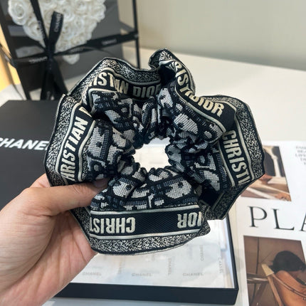 DIOR 26S SCRUNCHIE IN BLACK AND WHITE SILK 503113