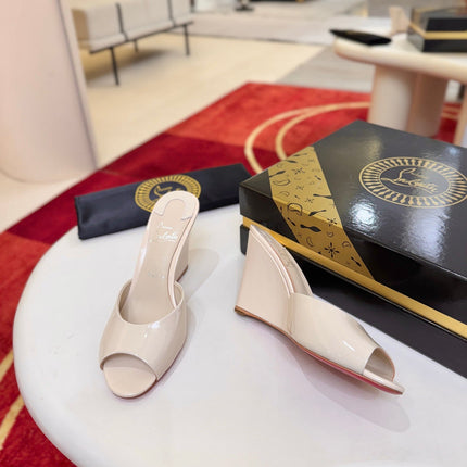 CHRISTIAN LOUBOUTIN 26S WEDGE SANDALS 85 MM IN CREAM BEIGE PATENT LEATHER