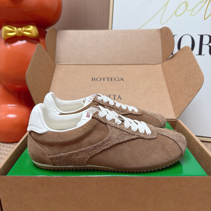 BOTTEGA VENETA 26S LOW TOP SNEAKERS IN LIGHT BROWN SUEDE