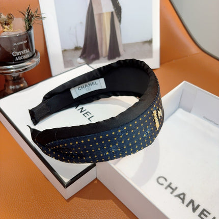 CHANEL 26S HEADBAND IN WHITE AND BLACK SILK 505295