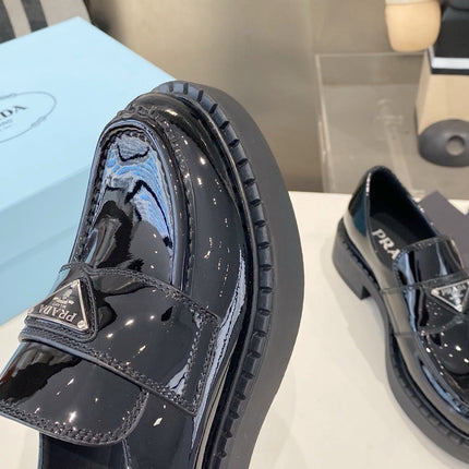 PRADA 26S LOAFERS IN BLACK PATENT CALFSKIN WITH LOGO