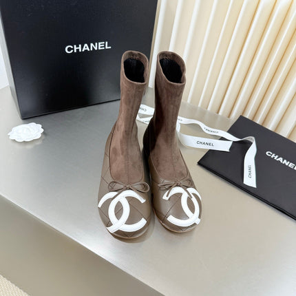 CHANEL 26S ANKLE BOOTS IN BROWN CALFSKIN AND SUEDE SQUARE TOE