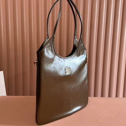 IVY 40 TOTE IN BROWN PATENT CALFSKIN GOLD HARDWARE