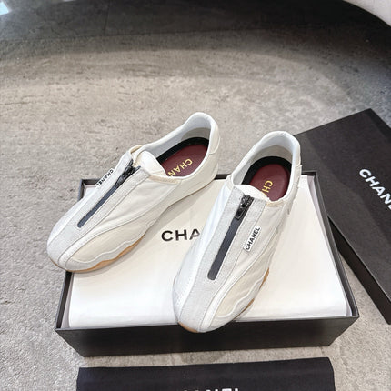CHANEL 26S LOW TOP SNEAKERS IN WHITE CALFSKIN AND SUEDE WITH FRONT ZIP