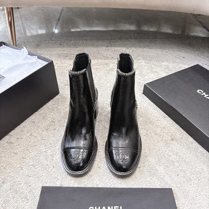 CHANEL 26S CAP TOE CHELSEA ANKLE BOOTS 65MM IN BLACK CRINKLED CALFSKIN WITH CHAIN TRIM