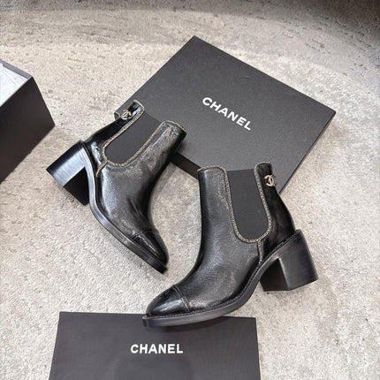 CHANEL 26S CAP TOE CHELSEA ANKLE BOOTS 65MM IN BLACK CRINKLED CALFSKIN WITH CHAIN TRIM