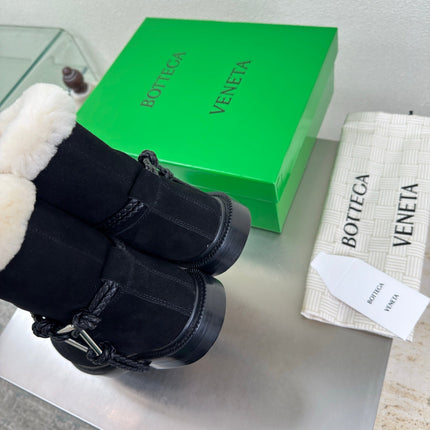 BOTTEGA VENETA 26S FUR-LINED BOOTS IN BLACK SUEDE AND WHITE WOOL