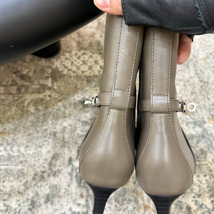 HM 26S POINTED-TOE ANKLE BOOTS 35 MM IN KHAKI GREY CALFSKIN