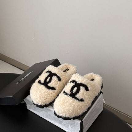 CHANEL 26S SLIDE SANDALS IN WHITE SHEARLING UPPER AND LINING WITH BLACK CC LOGO
