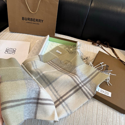 BURBERRY 26S SCARF 200 IN CASHMERE 513318