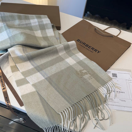 BURBERRY 26S SCARF 200 IN CASHMERE 515779