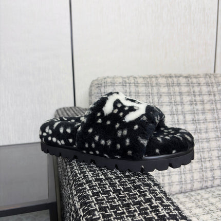 CHANEL 26S PLATFORM SLIDE SANDALS IN BLACK SHEARLING AND WHITE LOGO GG DALMATIAN PRINT