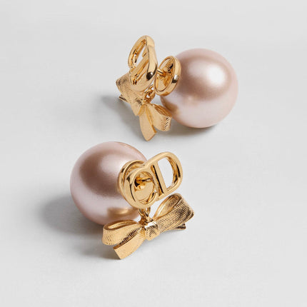 CD 26S PEARL BOW DROP EARRINGS IN GOLD TONE METAL 644484