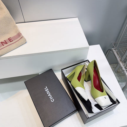 CHANEL 26S SQUARE-TOE HIGH HEELS 95 MM IN GREEN LAMBSKIN WITH WHITE CAP TOE