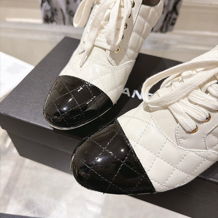 CHANEL 26S HIGH HEEL ANKLE BOOTS 70 MM IN WHITE LAMBSKIN AND BLACK PATENT CALFSKIN