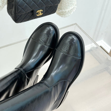 CHANEL 26S KNEE HIGH BOOTS 45MM IN BLACK GLOSSY SMOOTH CALFSKIN WITH CC LOGO CAP TOE