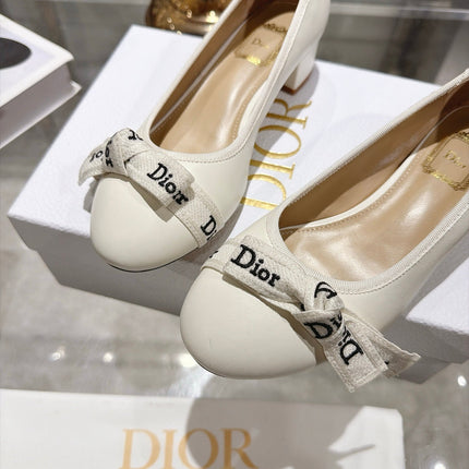 DIOR 26S BLOCK HEEL PUMPS 35MM IN IVORY WHITE CALFSKIN WITH FRONT BOW