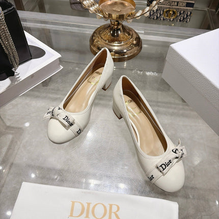 DIOR 26S BLOCK HEEL PUMPS 35MM IN IVORY WHITE CALFSKIN WITH FRONT BOW