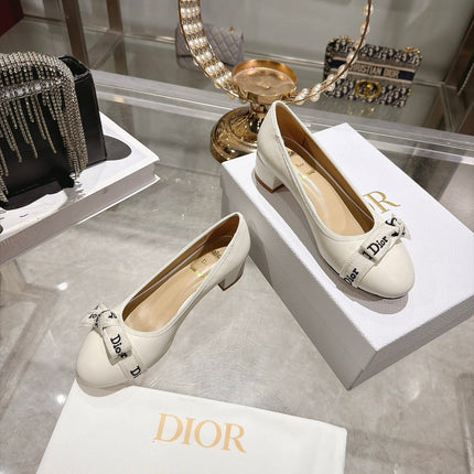 DIOR 26S BLOCK HEEL PUMPS 35MM IN IVORY WHITE CALFSKIN WITH FRONT BOW