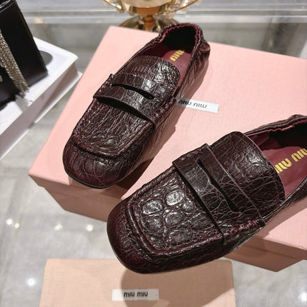 MIUMIU 26S ENNY LOAFERS IN BURGUNDY RED CROCODILE EMBOSSED CALFSKIN
