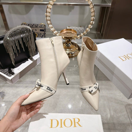DIOR 26S STILETTO HEEL BOOTS 80MM IN IVORY WHITE CALFSKIN WITH FRONT BOW