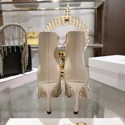 DIOR 26S STILETTO HEEL BOOTS 80MM IN IVORY WHITE CALFSKIN WITH FRONT BOW