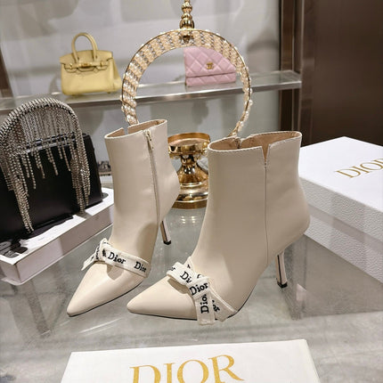 DIOR 26S STILETTO HEEL BOOTS 80MM IN IVORY WHITE CALFSKIN WITH FRONT BOW