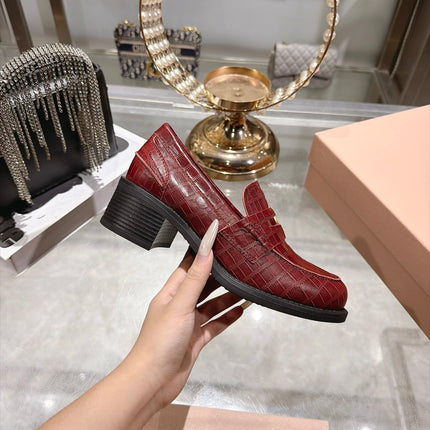 MIUMIU 26S BLOCK HEEL LOAFERS 55MM IN BURGUNDY RED CROCODILE EMBOSSED CALFSKIN GOLD HARDWARE