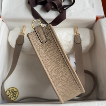 HM 25S EVELYNE 17 CM IN DARK BEIGE COWHIDE WITH GOLD HARDWARE