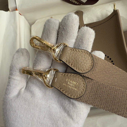 HM 25S EVELYNE 17 CM IN DARK BEIGE COWHIDE WITH GOLD HARDWARE