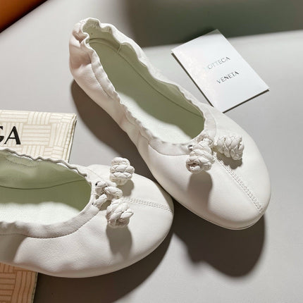 BOTTEGA VENETA 26S STRETCH BALLET FLATS IN OFF WHITE LAMBSKIN