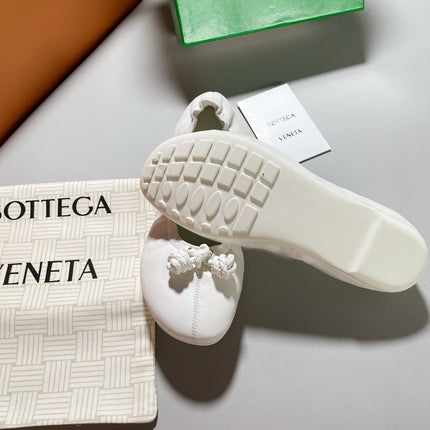 BOTTEGA VENETA 26S STRETCH BALLET FLATS IN OFF WHITE LAMBSKIN