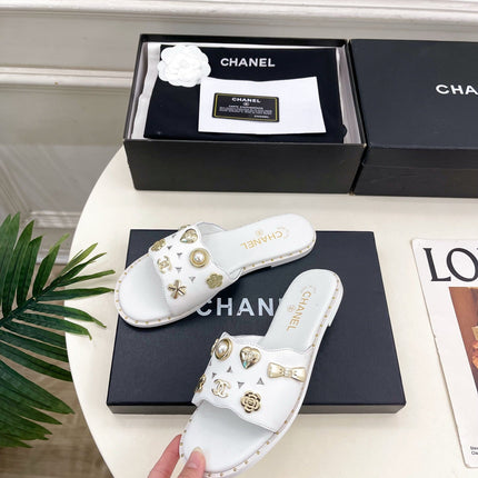 CHANEL 26S FLAT SANDALS IN WHITE LAMBSKIN CHARM-DECORATED