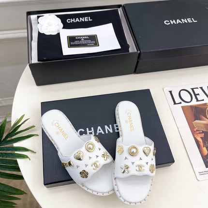 CHANEL 26S FLAT SANDALS IN WHITE LAMBSKIN CHARM-DECORATED